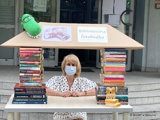 Biblioteczna fotobudka stanęła przed wieluńską książnicą